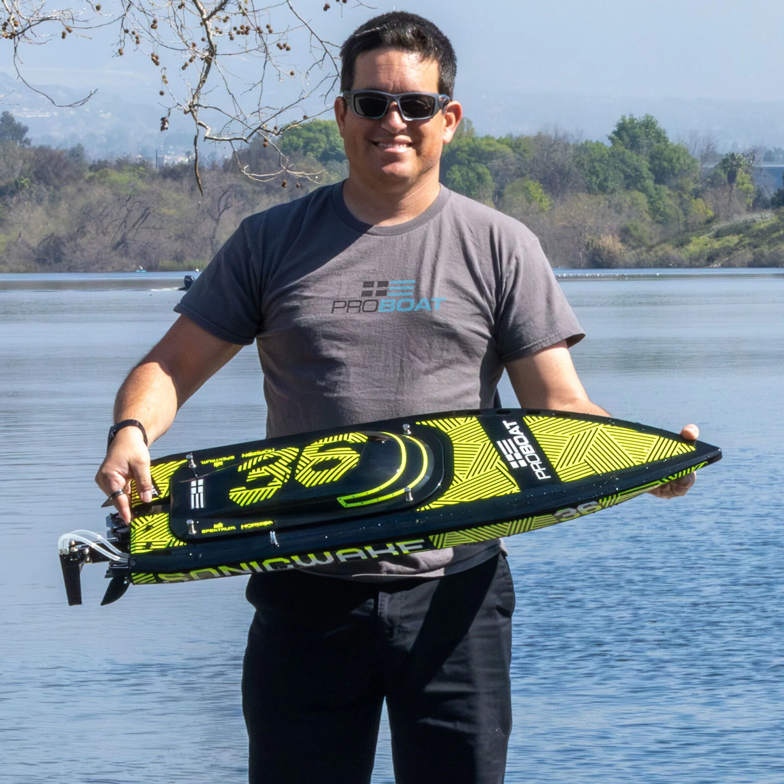 Bateau RC Sonicwake 36 V3 Brushless RTR ProBoat PRB-2171T1 - Image 3